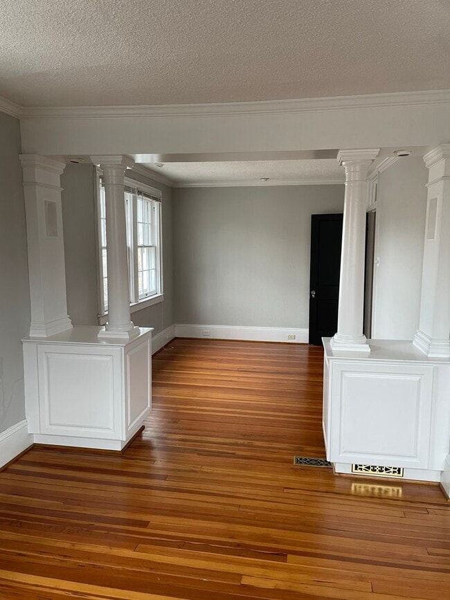 Building Photo - 311-313 N Spring St