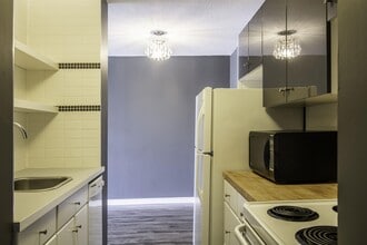 Building Photo - 9930-113 113 St