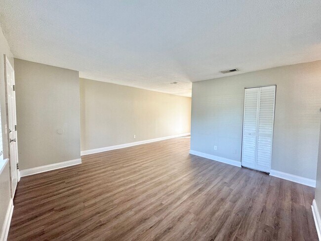 Foto del edificio - Apartment - Right off Cypress Gardens Blvd