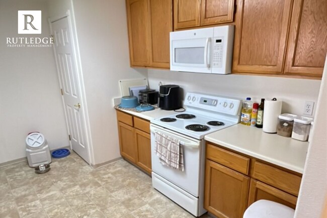 Foto del edificio - Light & Bright 2 Bed/2 Bath Home Available in White City!