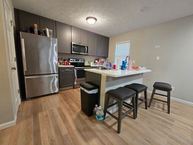 Foto del edificio - 4 Bedroom Townhome for Rent in Normal!