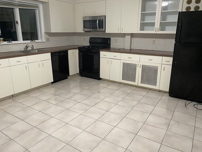 Building Photo - 18 Walnut Rd