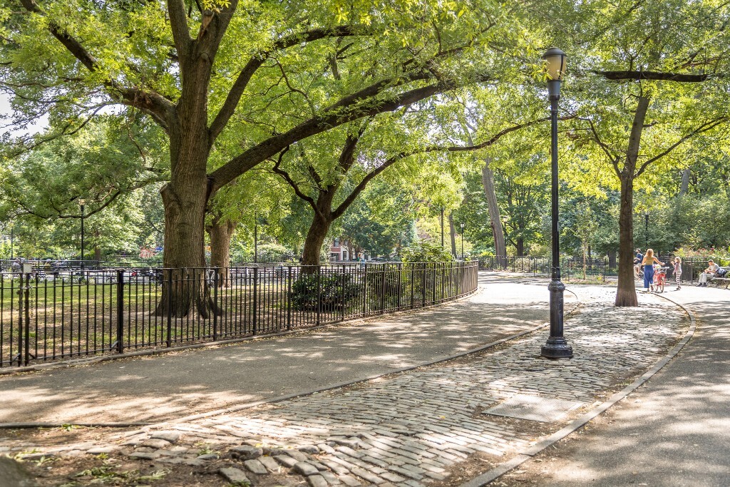 Primary Photo - 341 East 9th Street