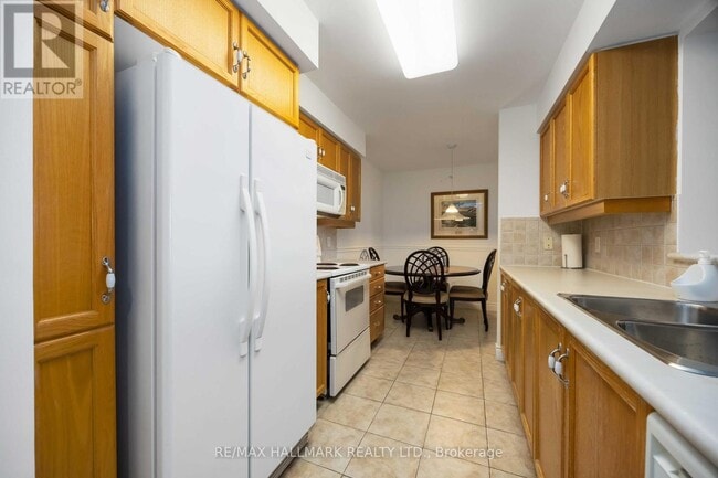 Building Photo - 880 Grandview Way
