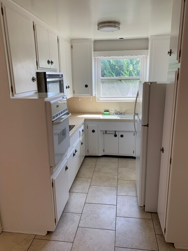 kitchen - 1415 E Appleton St