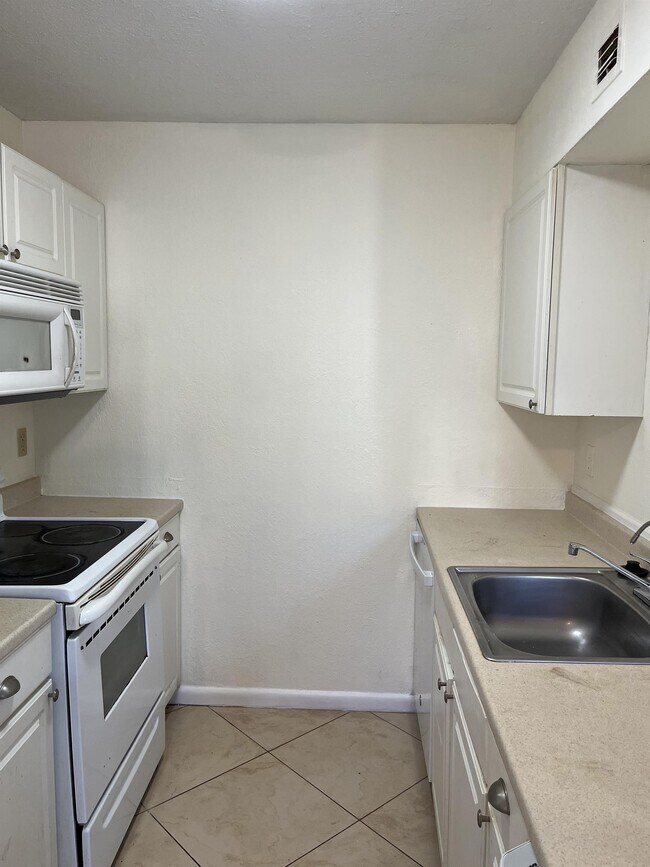 Building Photo - 4625 Bayshore Dr