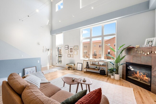 Building Photo - Furnished 2BD, 2BA Corner Unit Condo in Lowry