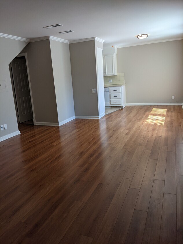 Primary Photo - 12835 Kling St