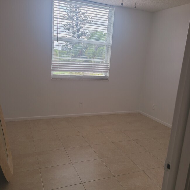 Building Photo - 7875 Margate Blvd