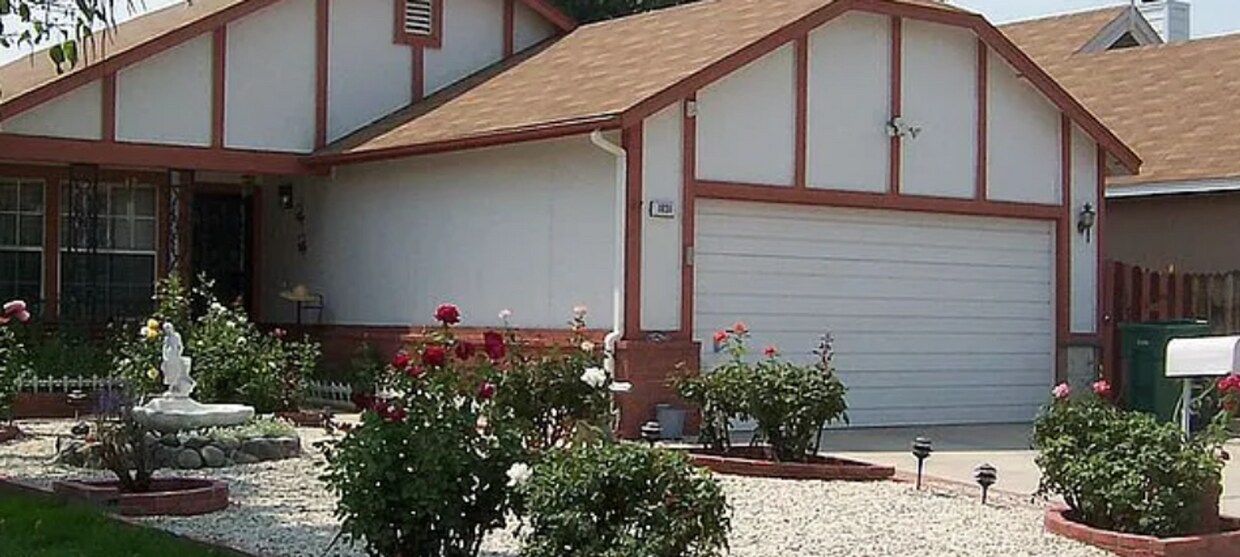 Primary Photo - Spacious 3 Bedroom Home with a Great Backyard