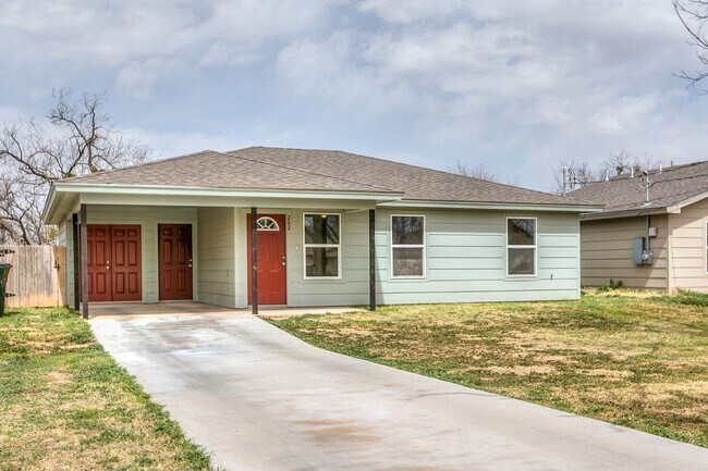 Building Photo - Updated 3 Bedroom Home For Lease!!