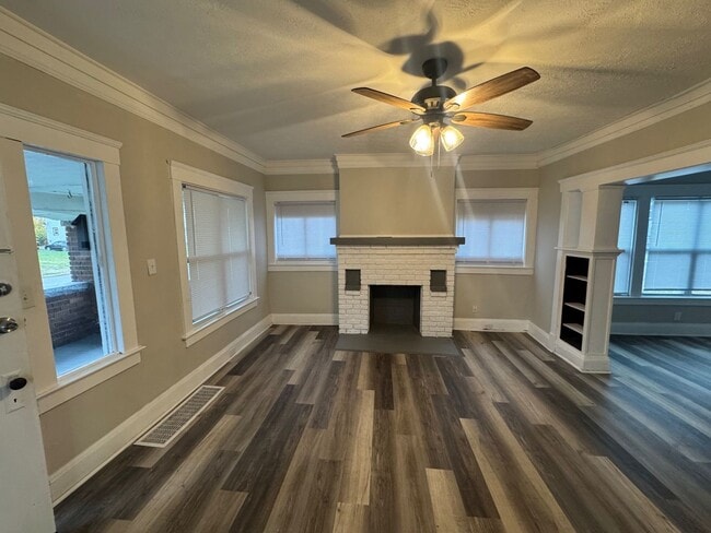 Building Photo - Charming 4-Bedroom Property in Prime Location