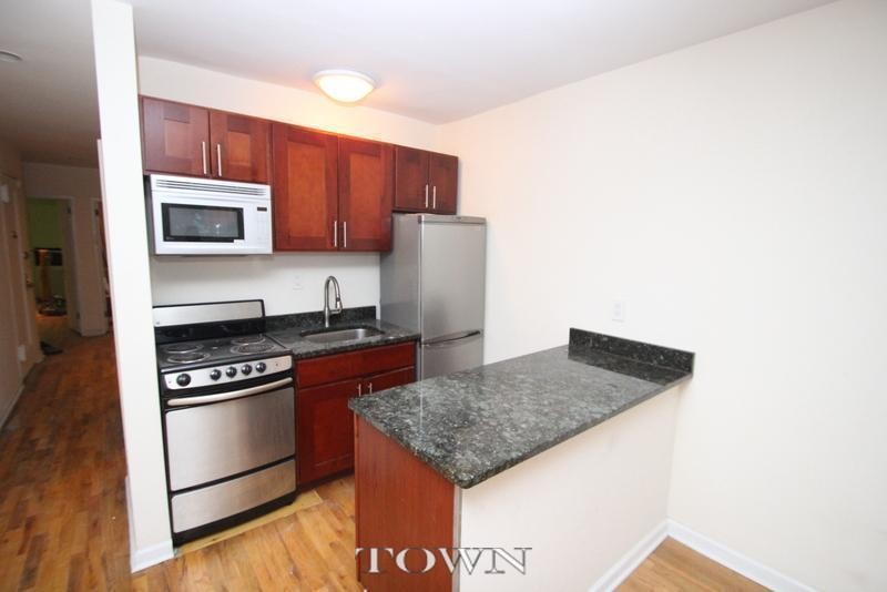 Primary Photo - 333 E 82nd St