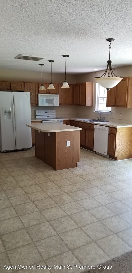 Building Photo - 4 br, 2.5 bath House - 111 Summer Trace Drive