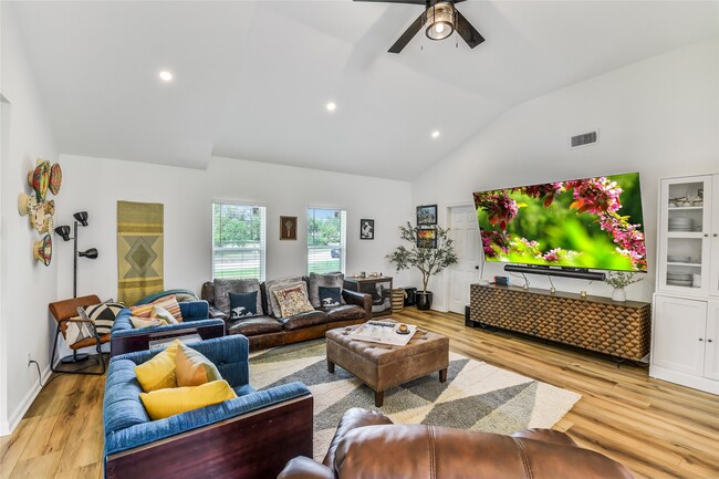 Building Photo - 2550 Roy Cir