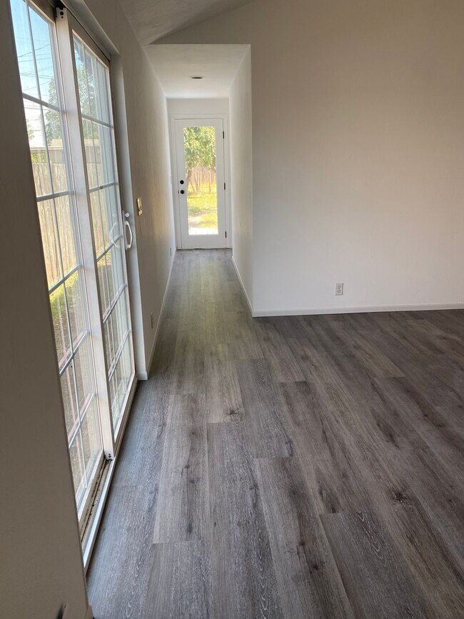 Foto del edificio - Great Single level home close to all your ...