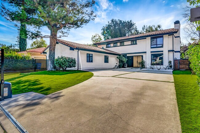Building Photo - 24445 Clipstone St