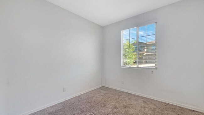 Building Photo - Great home, newer Tolleson Neighborhood
