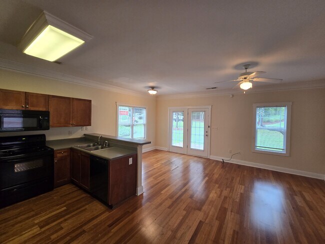 Building Photo - 2100 Lakeside Dr