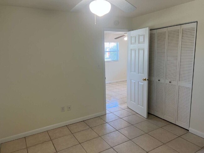 Foto del edificio - Utilities Included - Clean 1BR Naples Park Apartment Near Vanderbilt Beach - $1,450