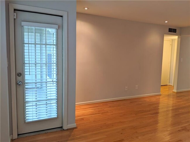 Building Photo - 2060 Chastain Park Ct NE