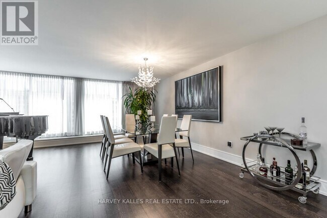 Photo du bâtiment - 110 Bloor St W