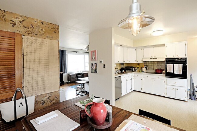 Building Photo - Pet-Friendly Fry's Spring Rental Near UVA