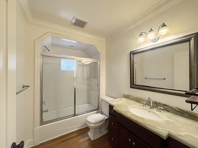 Building Photo - 618 1/2 N Beachwood Dr
