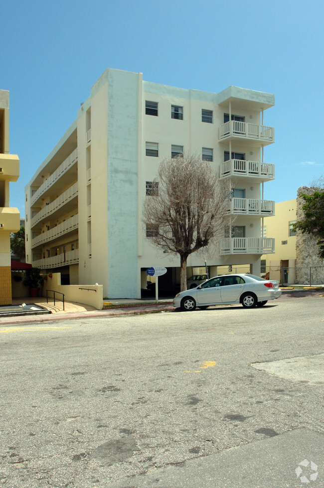 Building Photo - The Lois Apartments