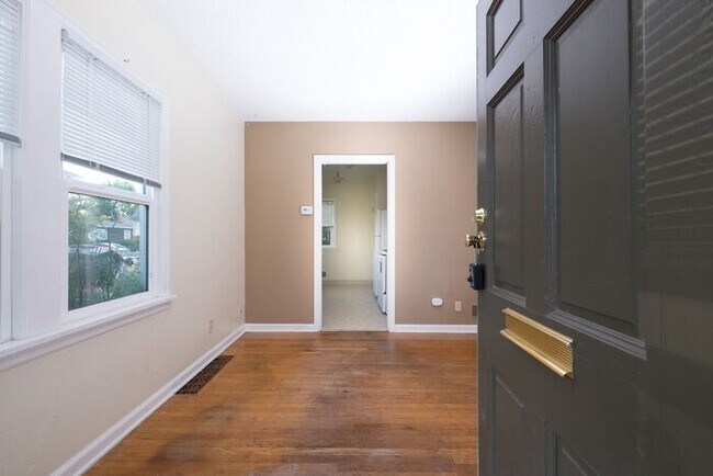 Building Photo - 1 Bedroom Duplex