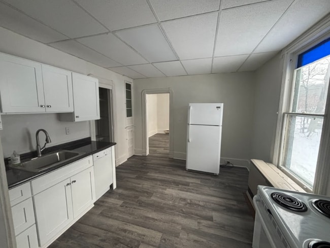 Building Photo - 174 Main St