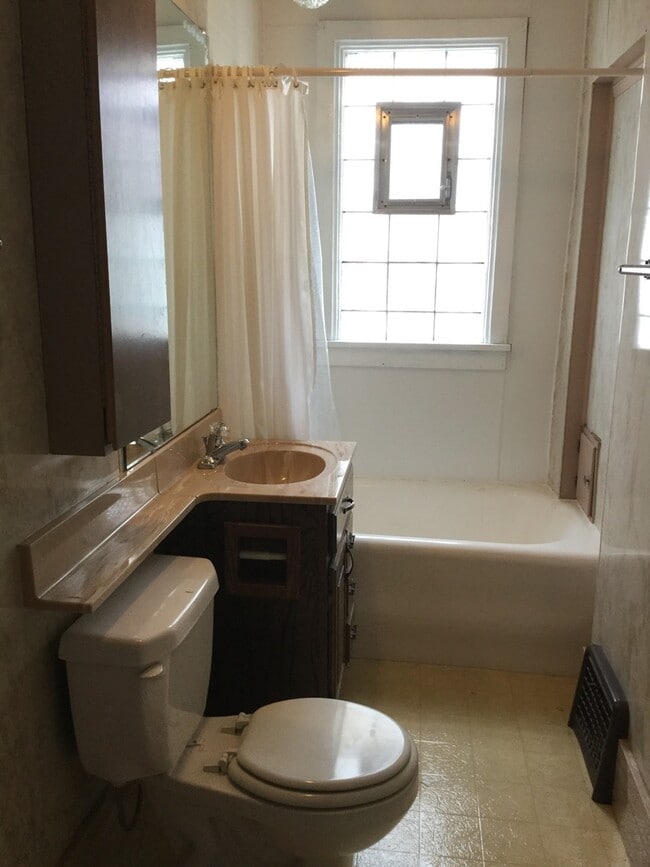 Foto del edificio - 1805 S 77th St