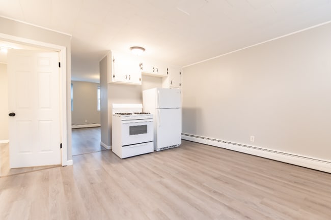 Building Photo - 672 N Main St