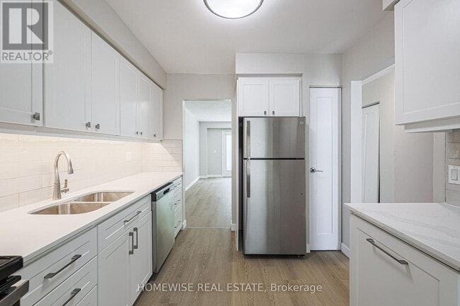 Building Photo - 570 Waverly St N