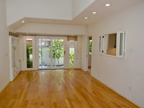 Building Photo - 464 Tyndall St