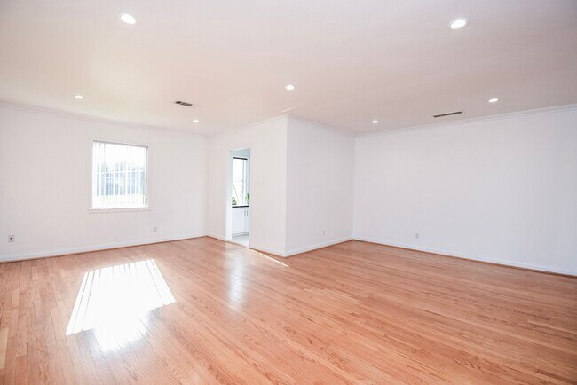 Foto del edificio - 5666 Overbrook Ln