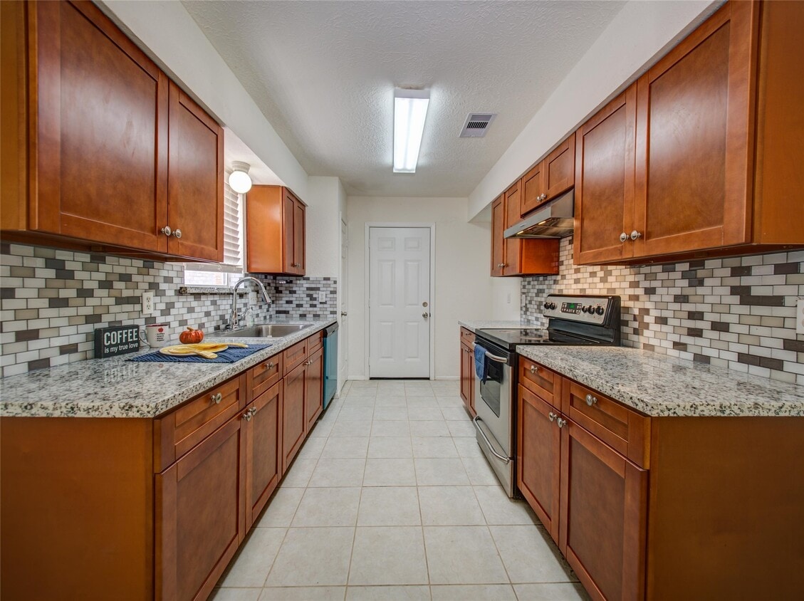 Foto principal - 6834 Harpers Dr