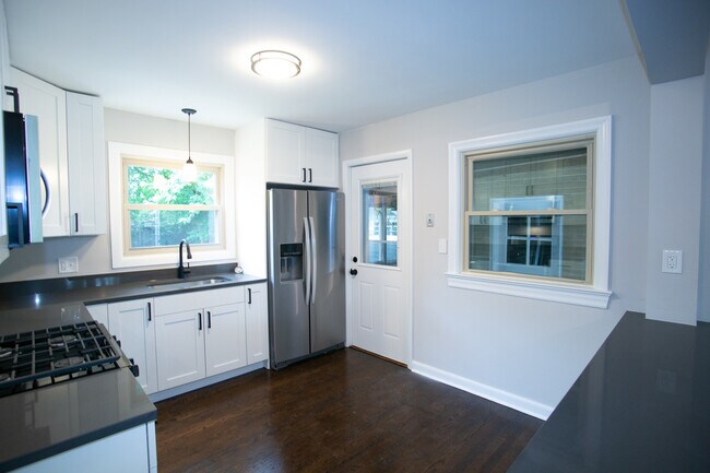 Foto del edificio - 706 Deerpath Dr