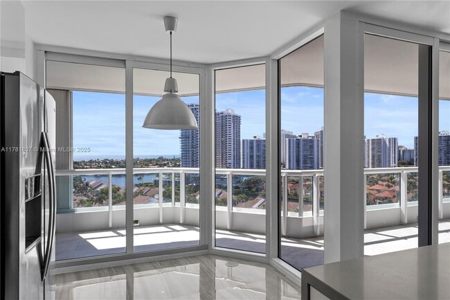 Foto del edificio - 21055 Yacht Club Dr