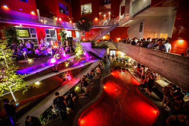 Courtyard upscale lounge/restaurant - 1642 University Ave