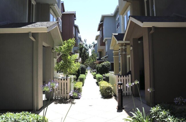 Building Photo - 1323 De Altura Common