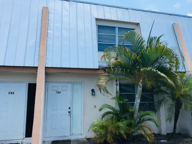 Building Photo - 4911 Catalina Dr