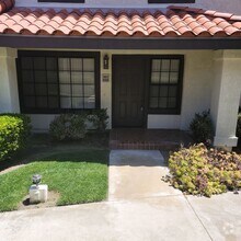Building Photo - 2323 Martinique Ln