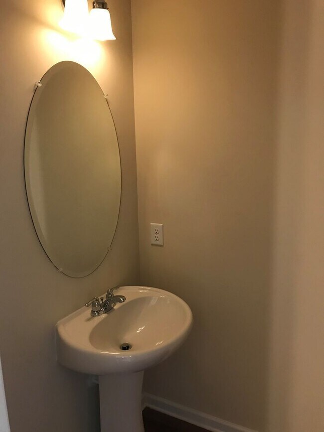 Building Photo - Spacious and Charming 2-Bed, 2.5-Bath Condo in Prime Hermitage Location