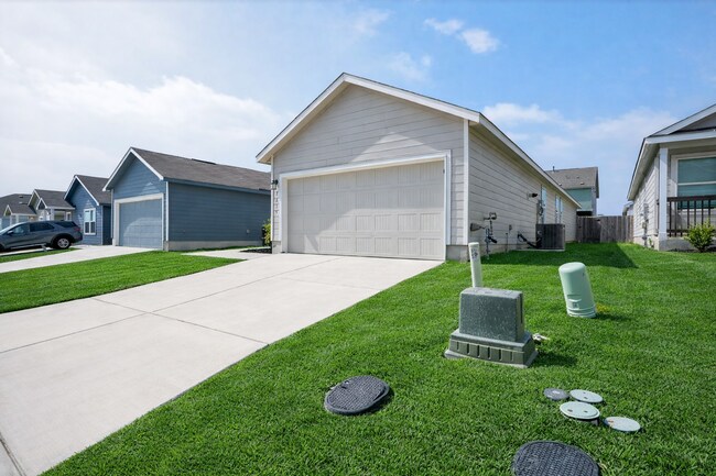 Foto del edificio - Like-New 4 Bed Home | No Carpet + Community Pool | Medina Valley ISD