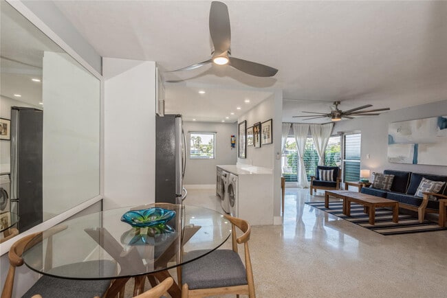 Foto del edificio - 561 Bayshore Dr