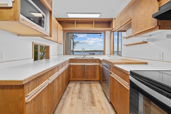 Building Photo - 8470 NE Gordon Dr