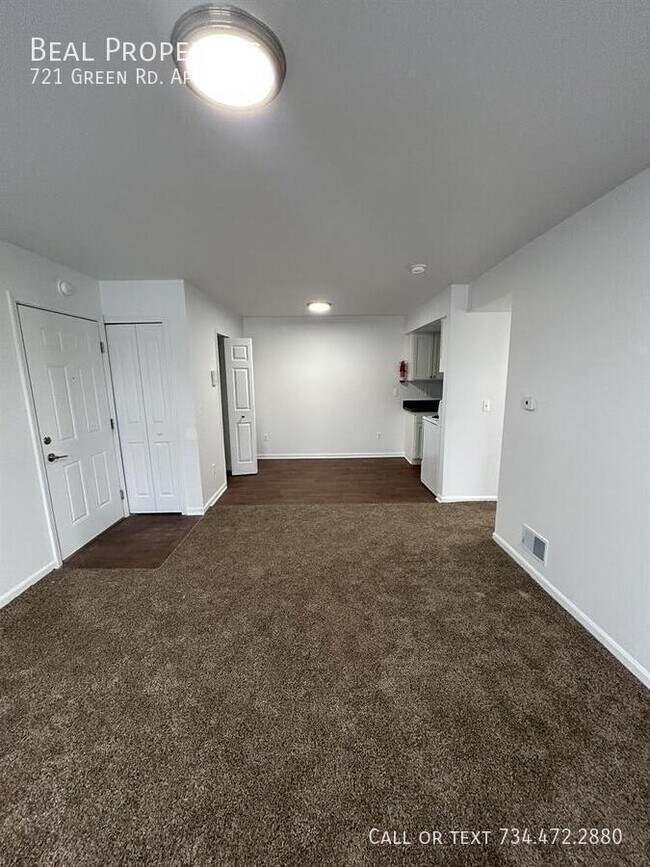 Building Photo - 721 Green Rd