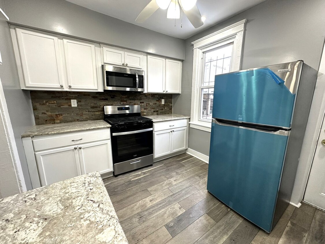 Foto principal - Stunning 3-Bedroom Townhome in Grays Ferry...