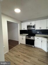 Building Photo - 13 Kite Ct